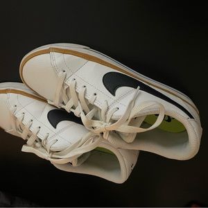 Women’s Nike tennis shoes size 7.5